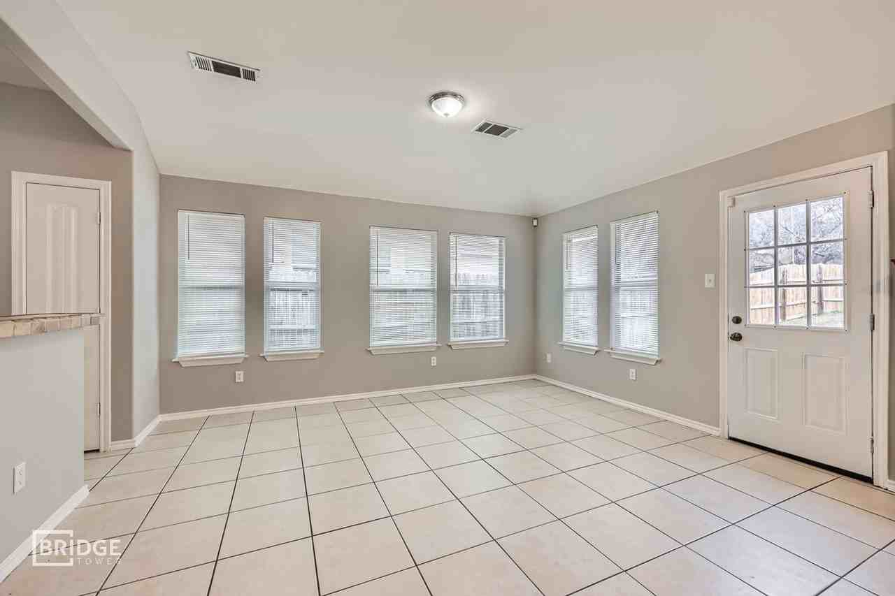 1025 Morrison Dr - Photo 3 of 23