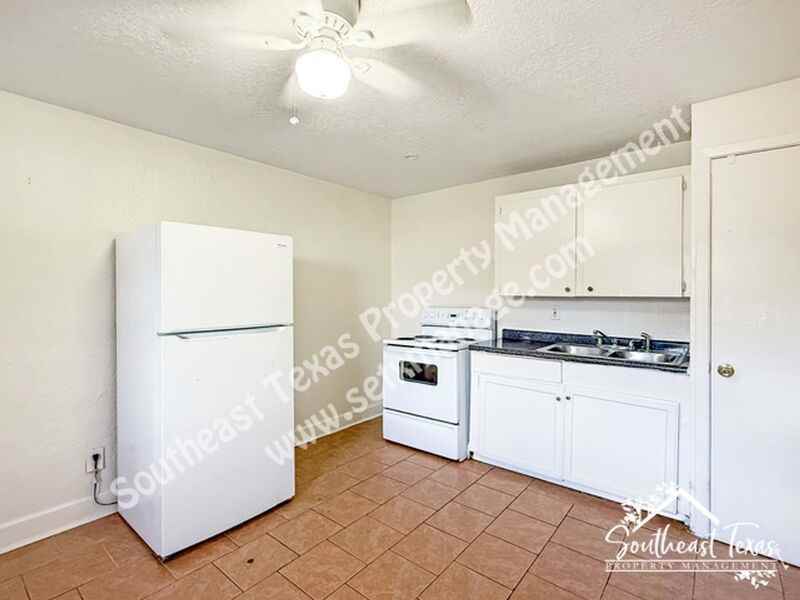 615 Adams St #E - Photo 3 of 6