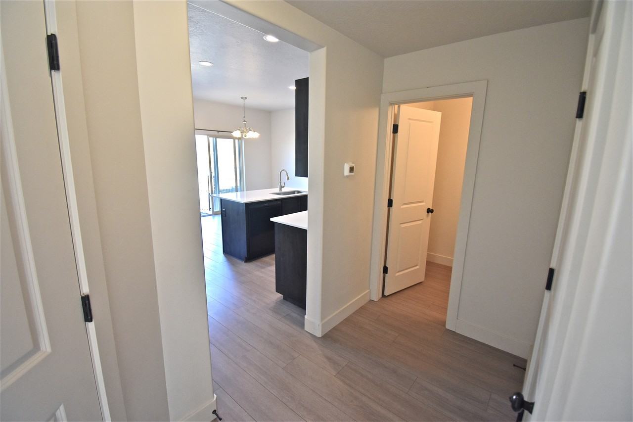 672 N Old Fort Dr - Photo 2 of 33