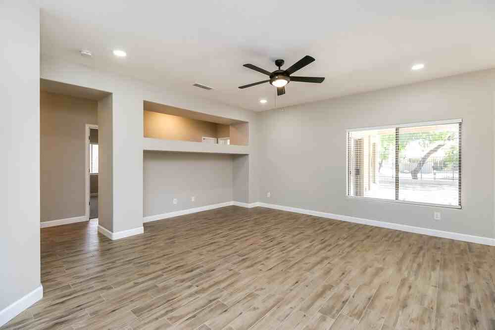 5301 W Grove St - Photo 3 of 16
