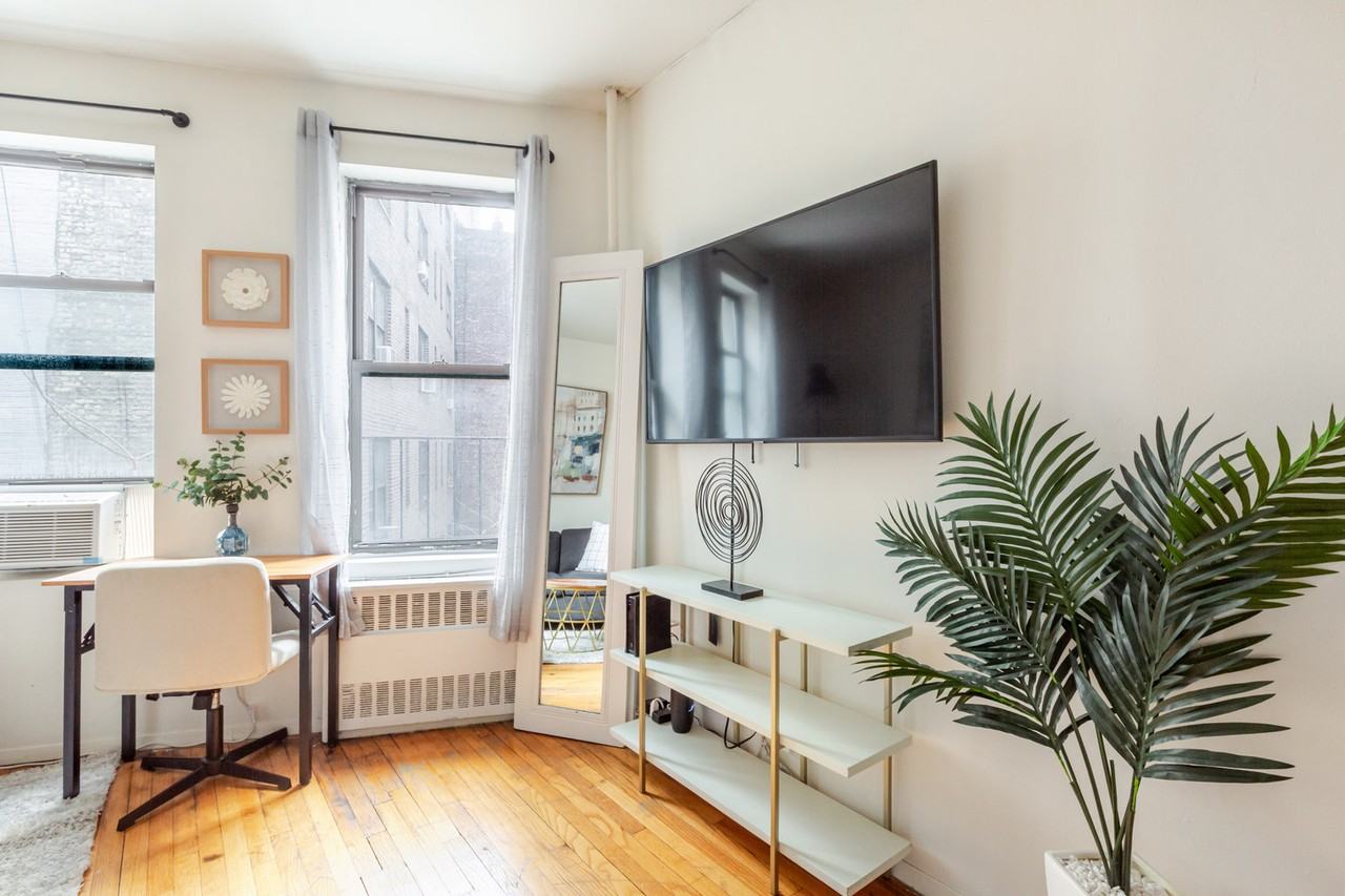 202 W 102nd St #1053014P - Photo 2 of 18