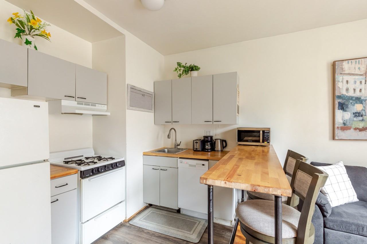 202 W 102nd St #1053014P - Photo 4 of 18