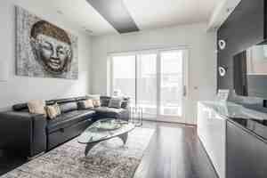 featured image of 852A Dundas St W