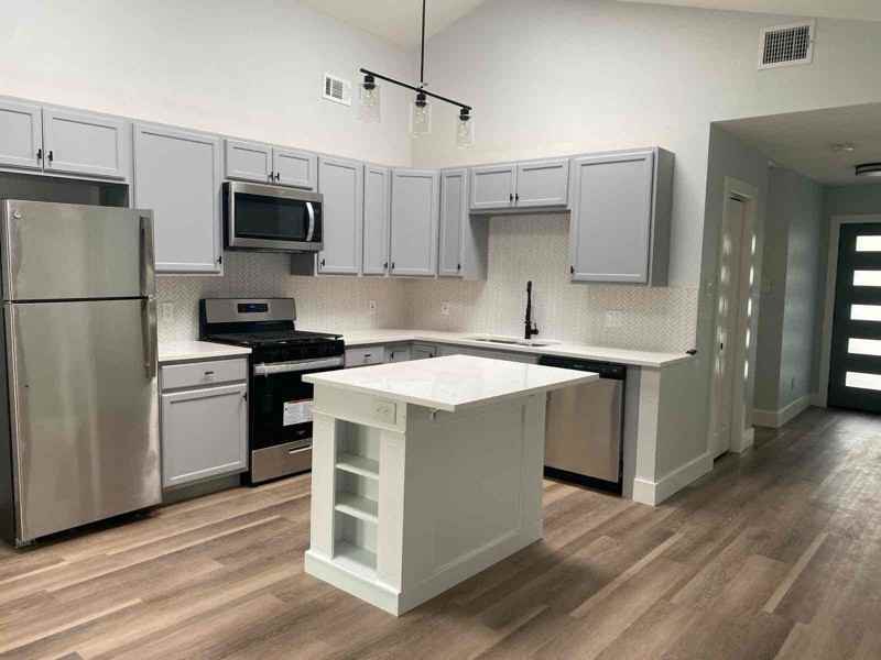 1006 W Leland Ave - Photo 2 of 16