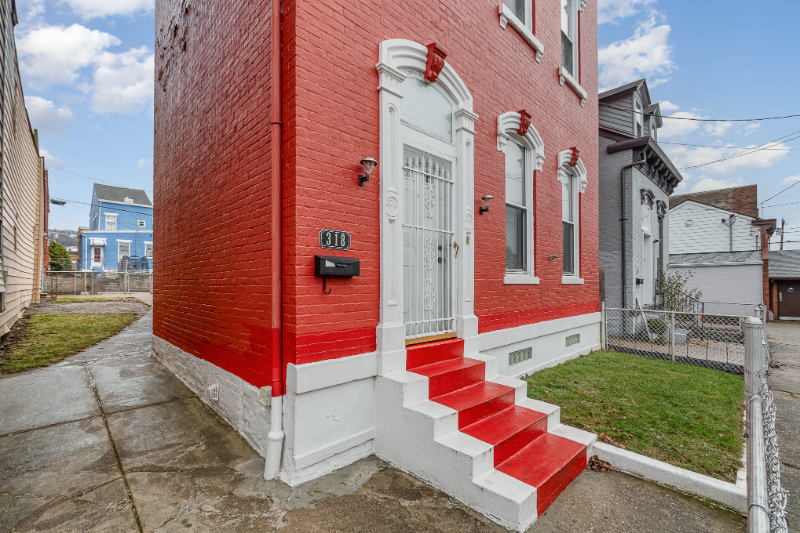 318 W 10th St - Photo 2 of 20