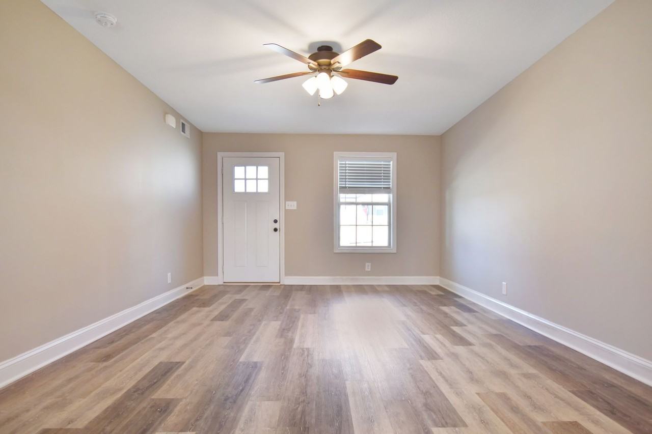 828 Lutz Ln - Photo 2 of 22