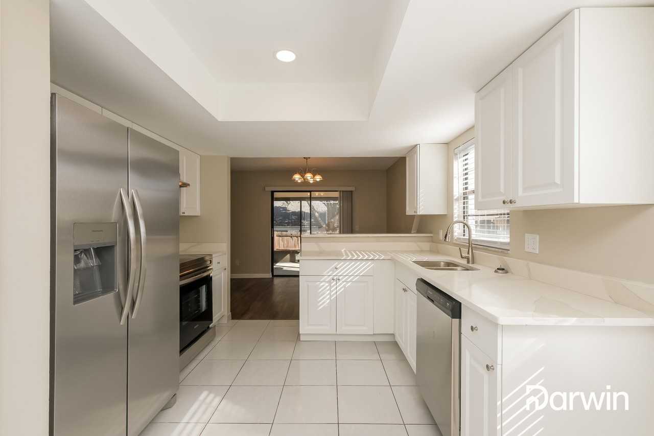 826 Sunridge Point Dr - Photo 2 of 15