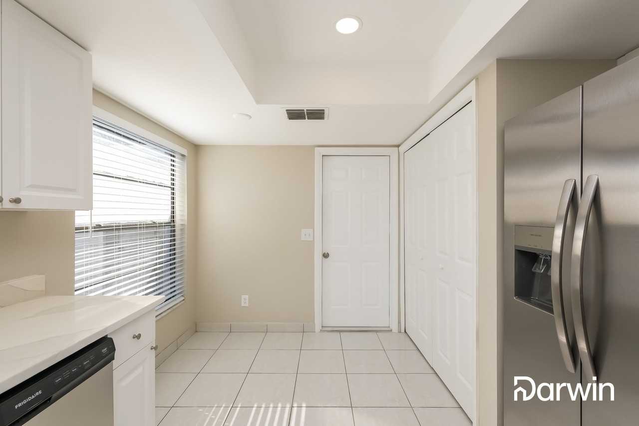 826 Sunridge Point Dr - Photo 3 of 15