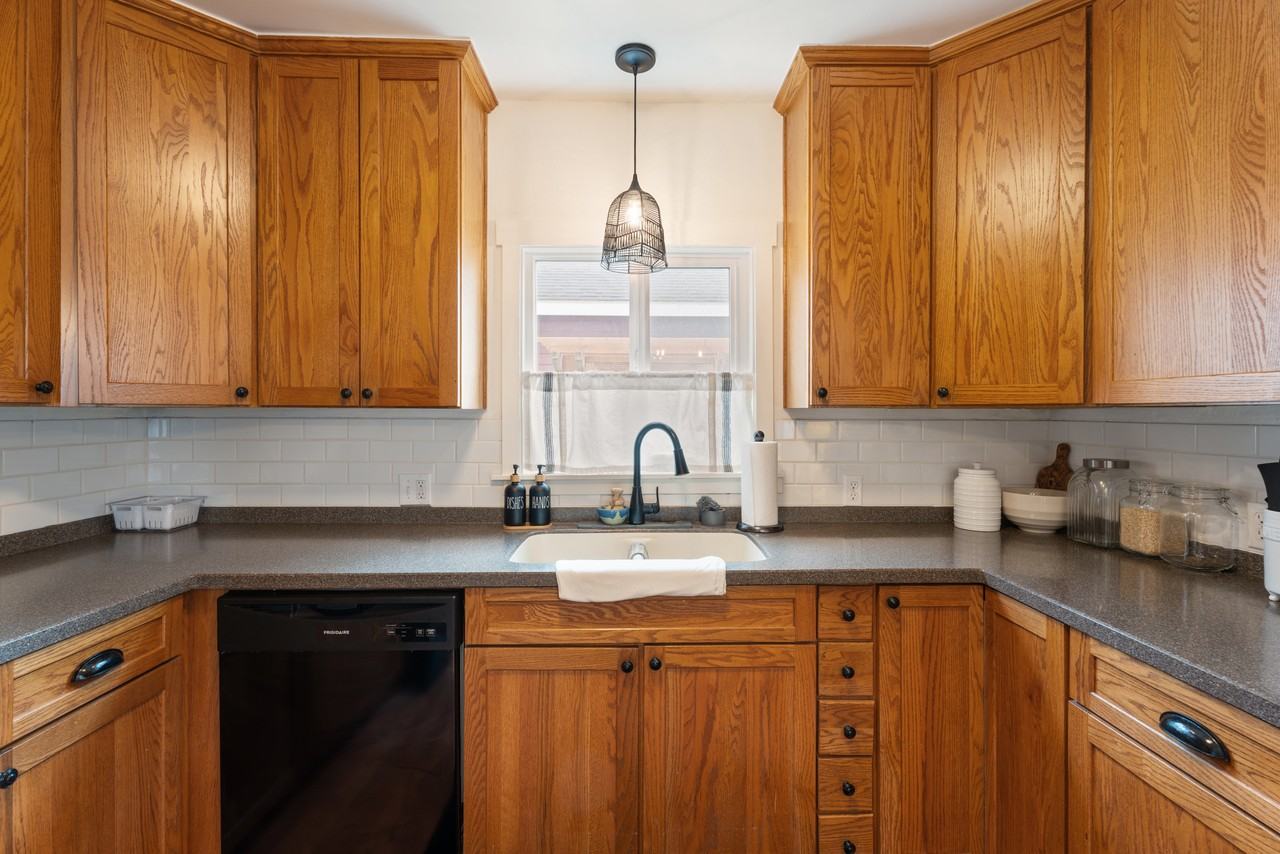 671 Nw Evans Ave #NA - Photo 2 of 26