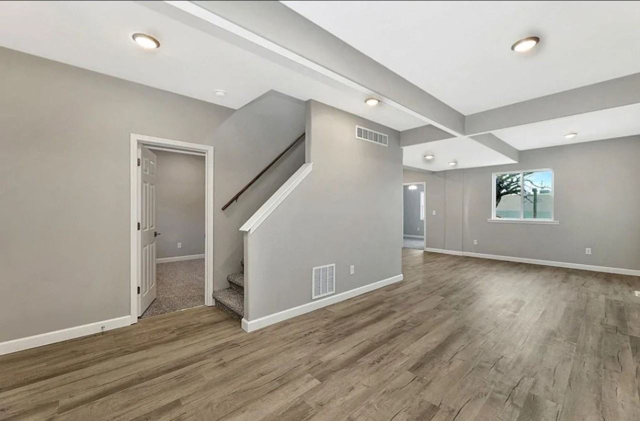 1423 W 1st St N - Photo 2 of 20