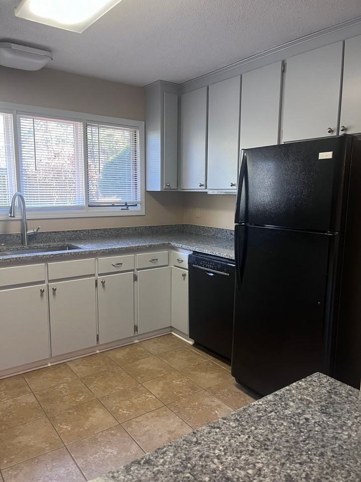 303 Sherbrooke Cir - Photo 3 of 30