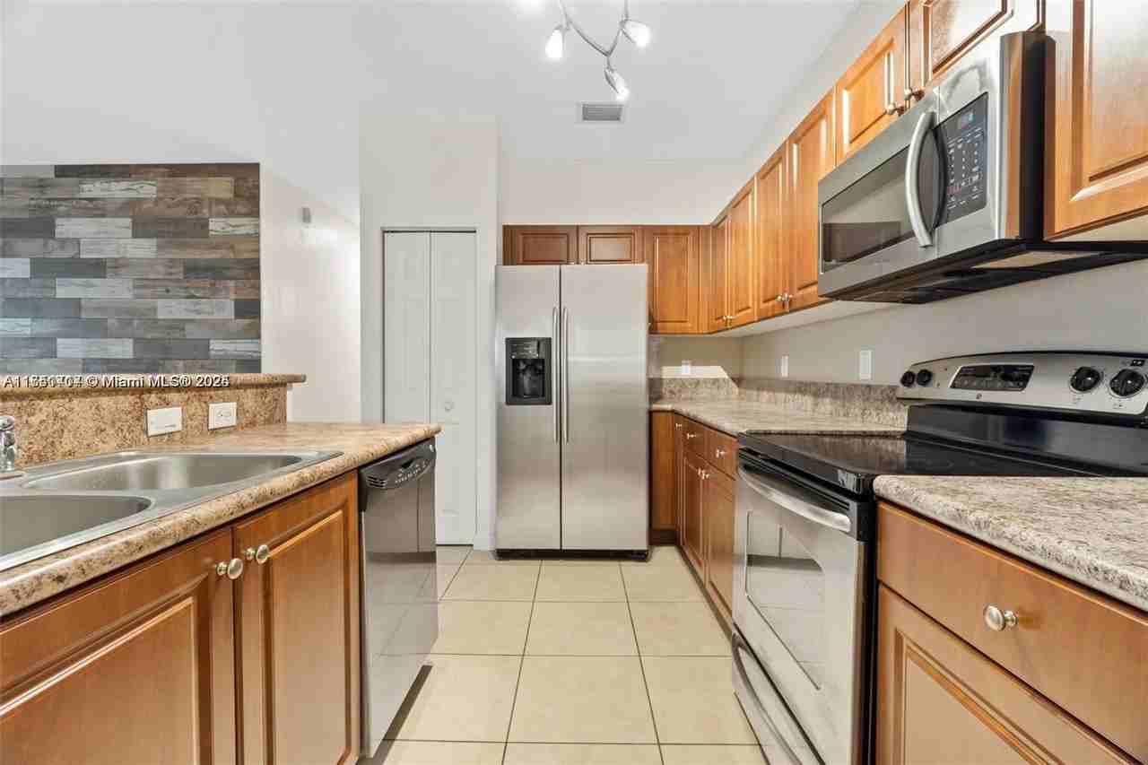 2849 Ne 1st Dr - Photo 3 of 8