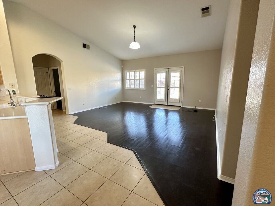 950 Jacaranda Dr - Photo 3 of 12