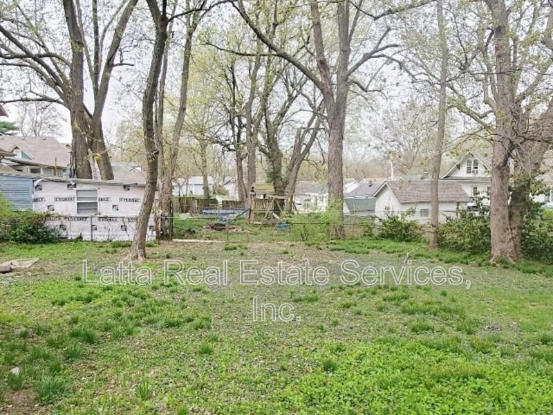 814 S Main St - Photo 3 of 15