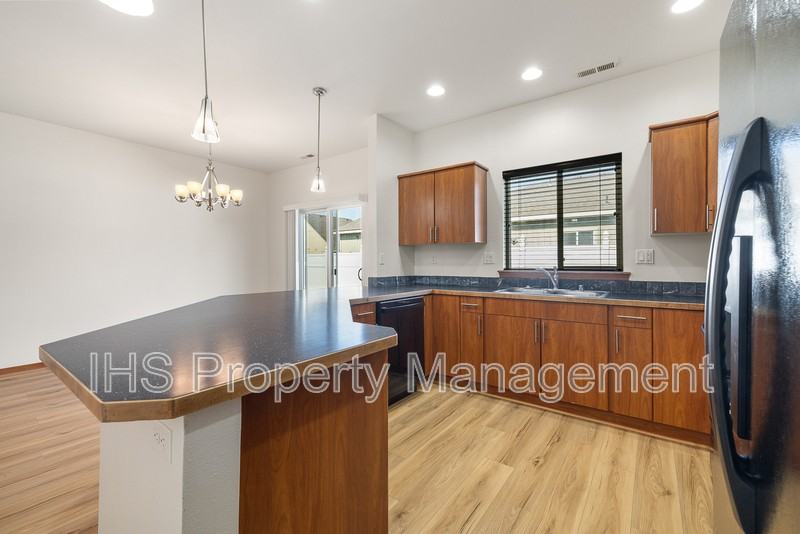 555 Cherokee St - Photo 5 of 18