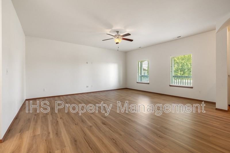 555 Cherokee St - Photo 7 of 18