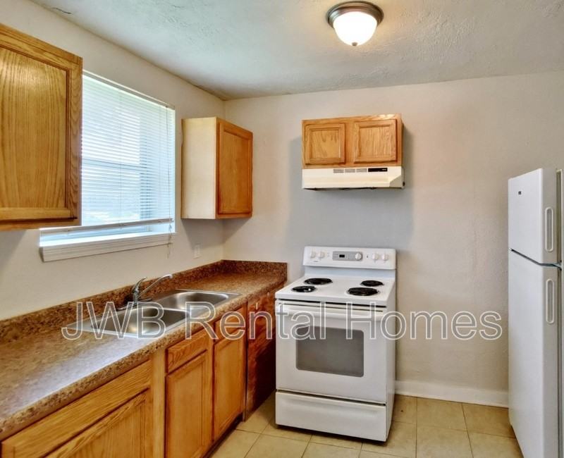 1040 Almeda St - Photo 2 of 6