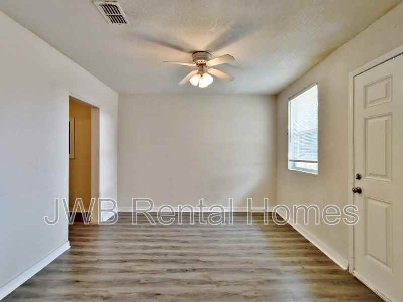 1040 Almeda St - Photo 3 of 6