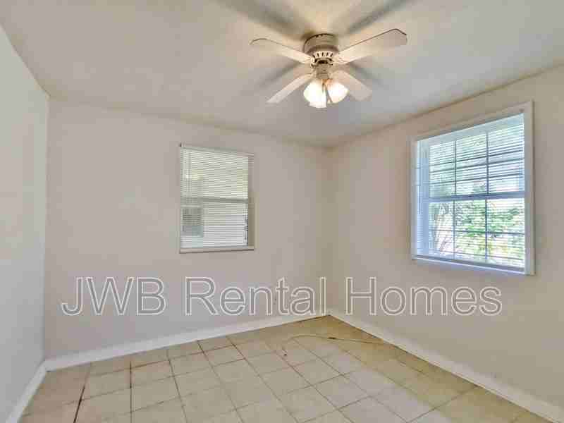 1040 Almeda St - Photo 4 of 6