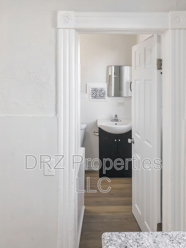 1041 Thomas St Se - Photo 3 of 23