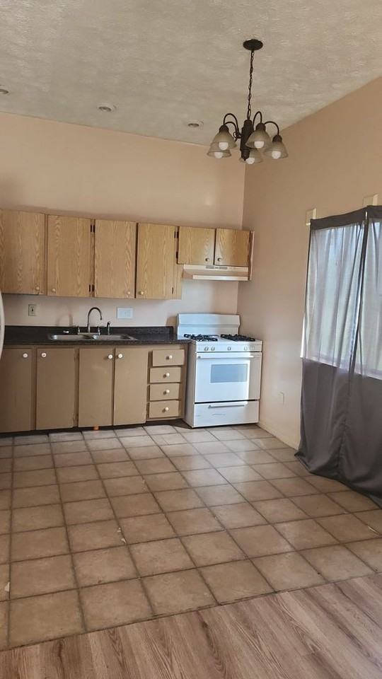 Charming Apartment for Rent – Thurston St, Akron, OH 44320 - Photo 5 of 15