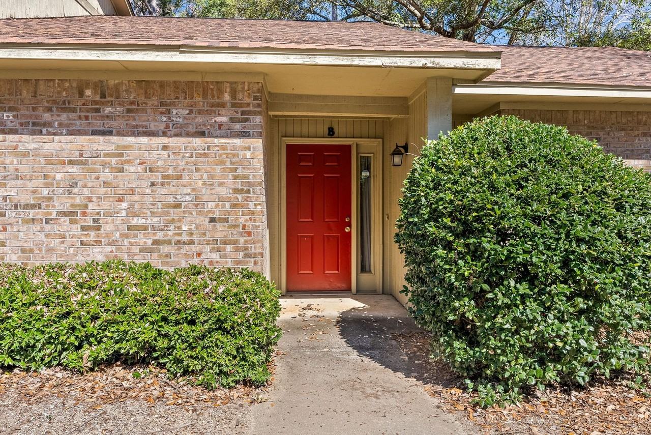 1056 Stonegate Dr Apt B - Photo 2 of 11