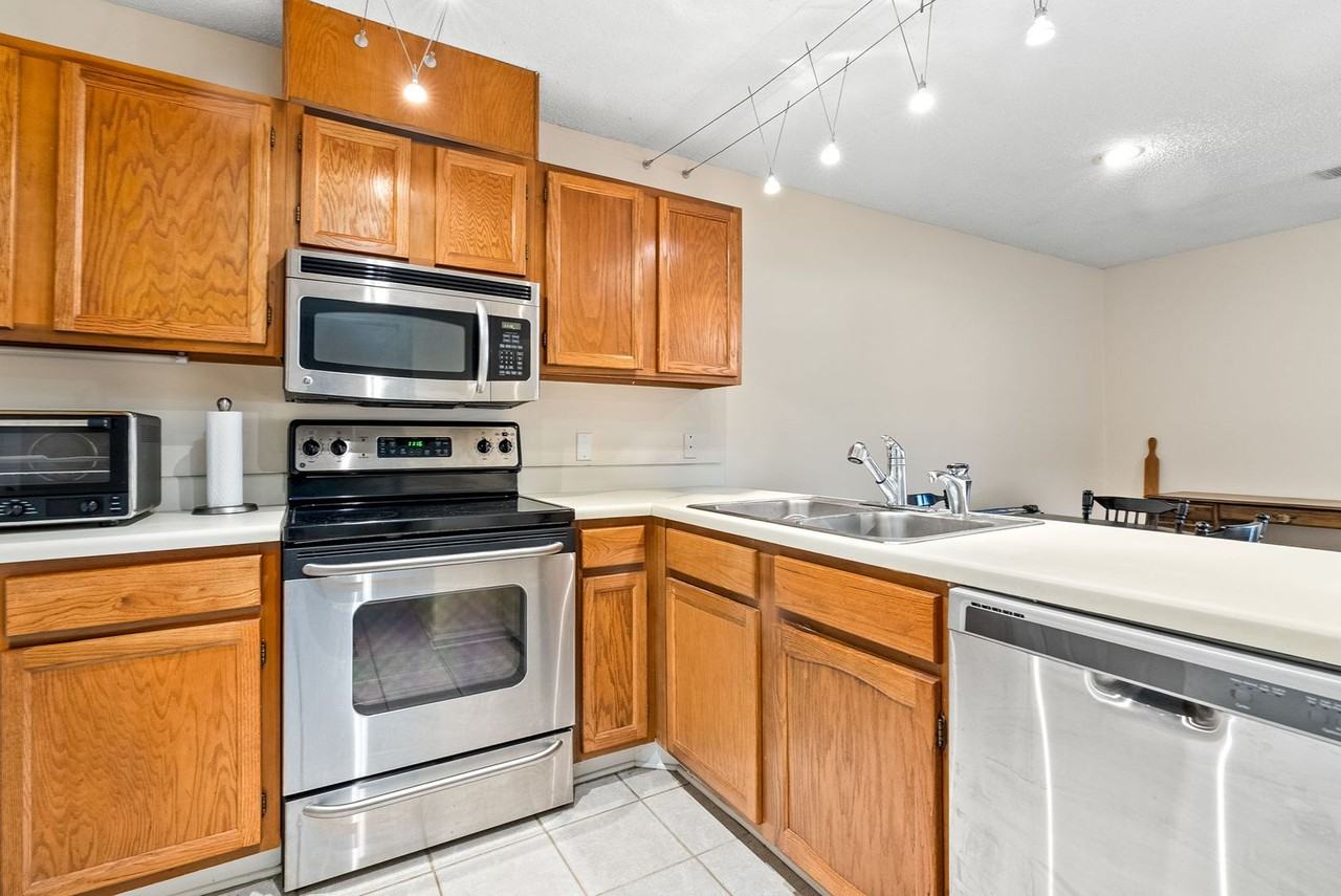 1056 Stonegate Dr Apt B - Photo 6 of 11