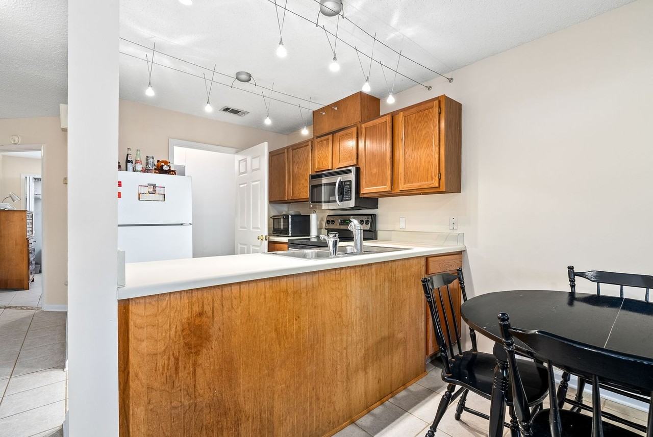1056 Stonegate Dr Apt B - Photo 7 of 11
