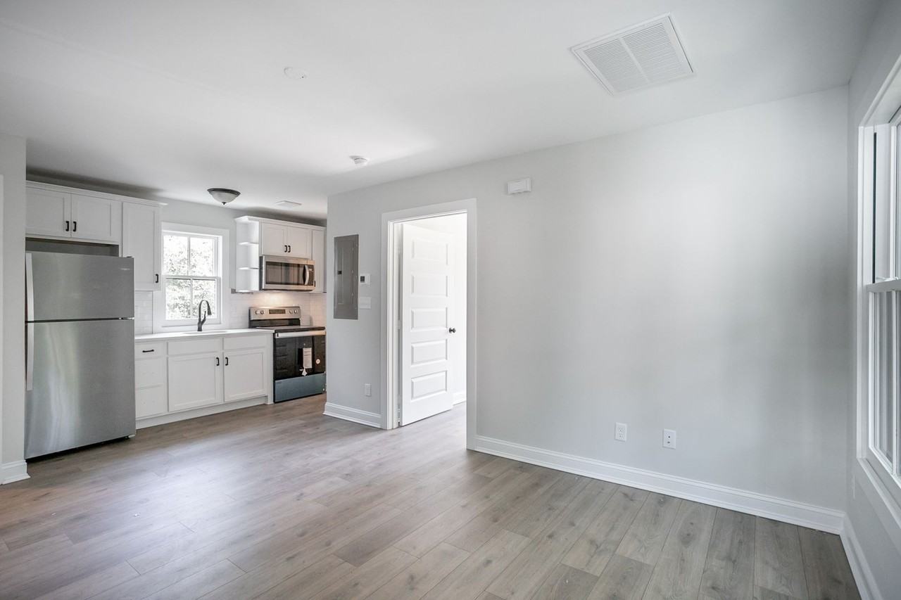 1720 Barnard St #B - Photo 3 of 15