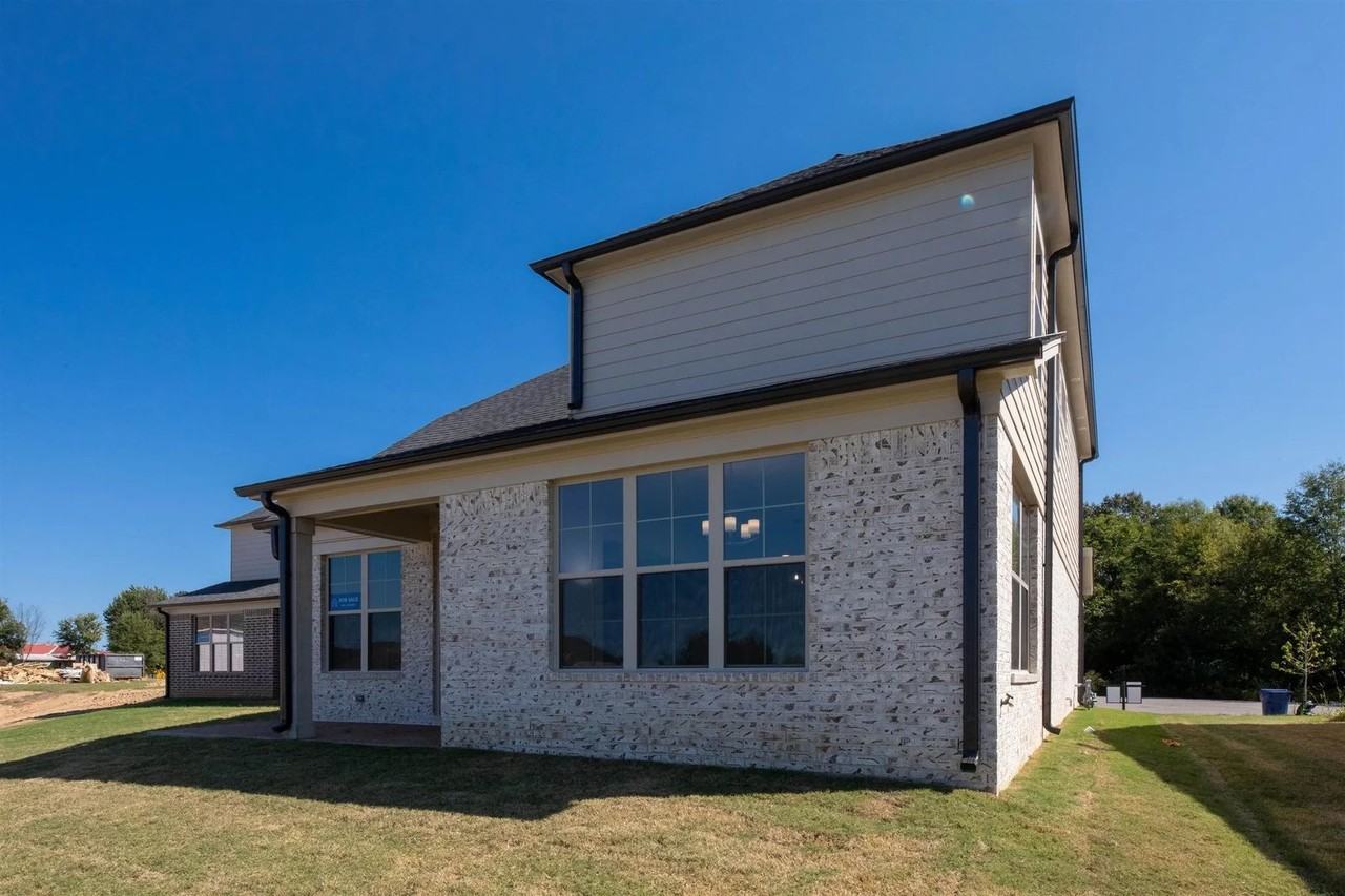 140 Blue St - Photo 2 of 14