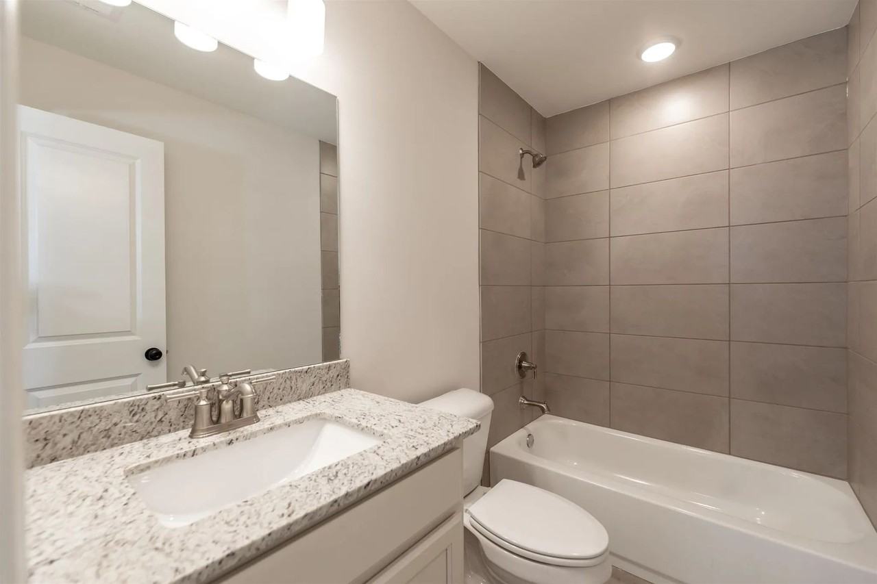 140 Blue St - Photo 4 of 14