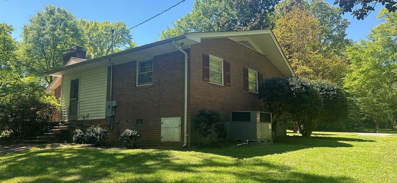 1232 Melrose Dr - Photo 3 of 20