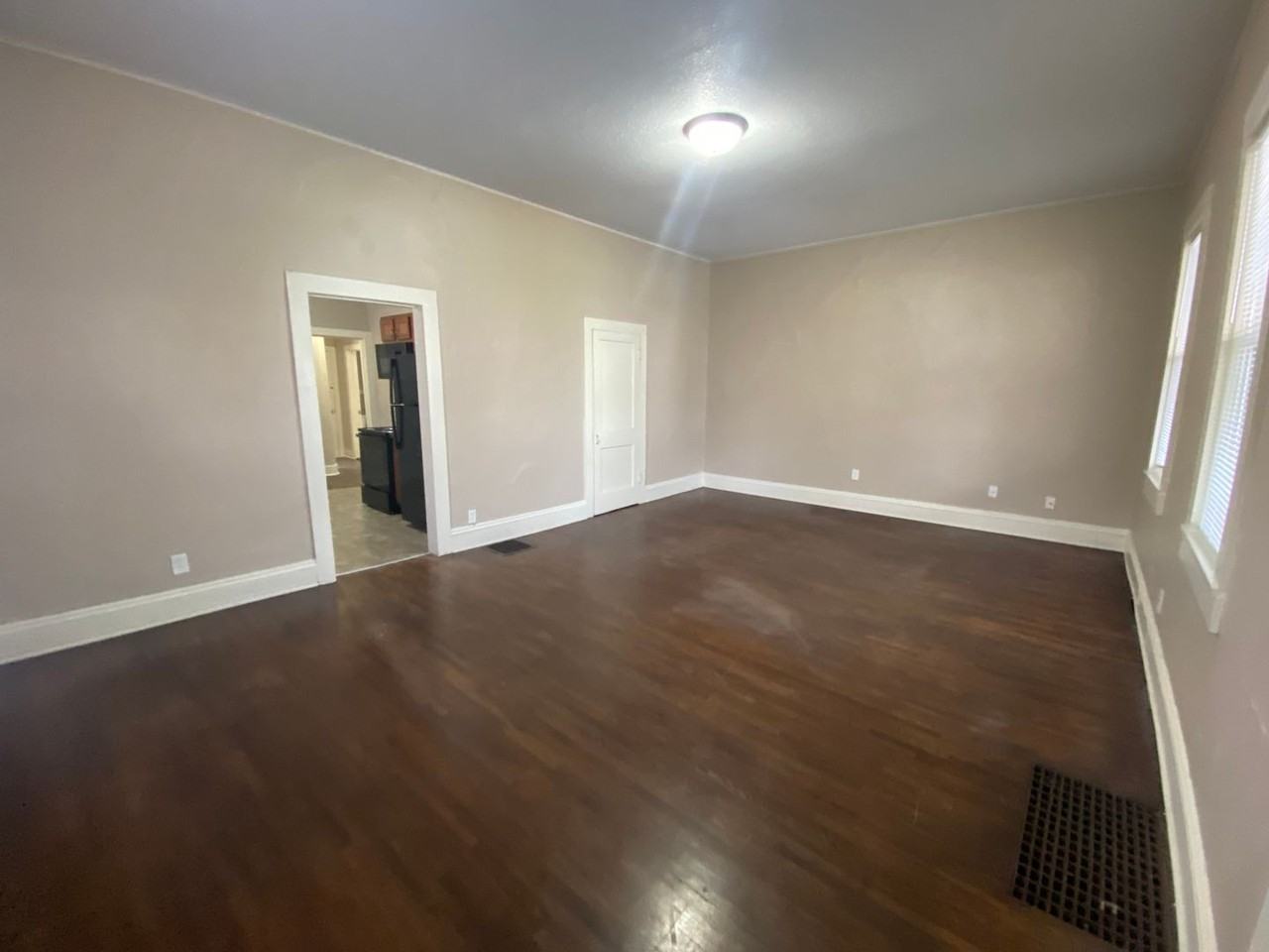 1230 Summit St - Photo 2 of 9