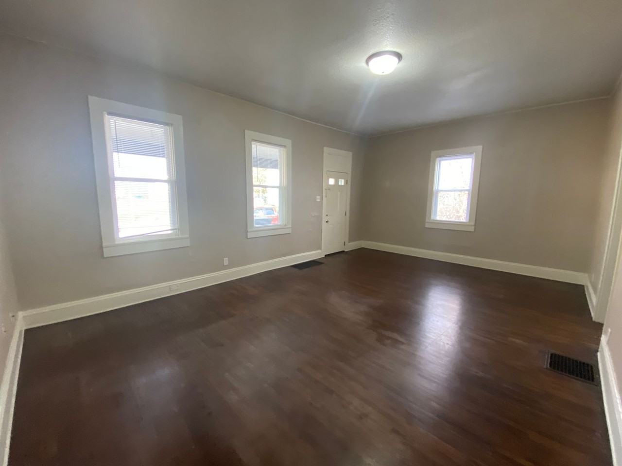 1230 Summit St - Photo 3 of 9