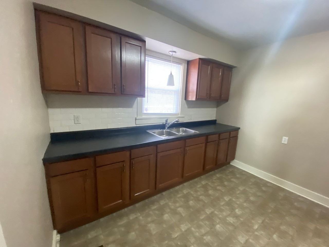 1230 Summit St - Photo 4 of 9