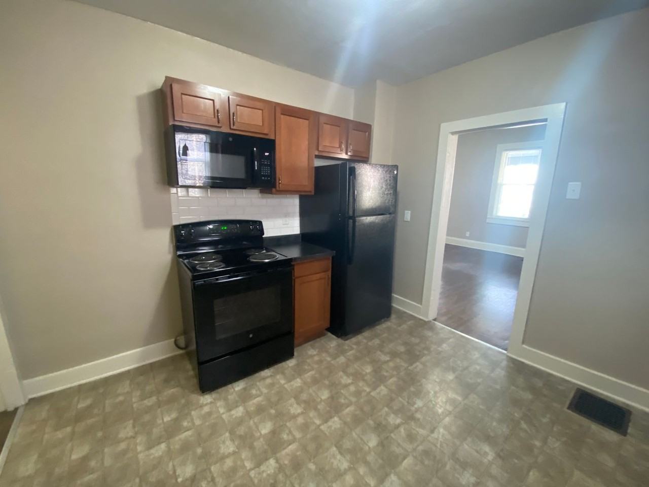 1230 Summit St - Photo 5 of 9