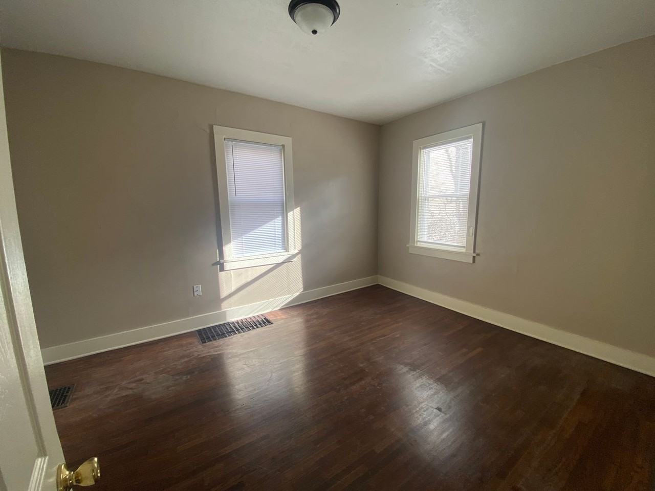 1230 Summit St - Photo 7 of 9