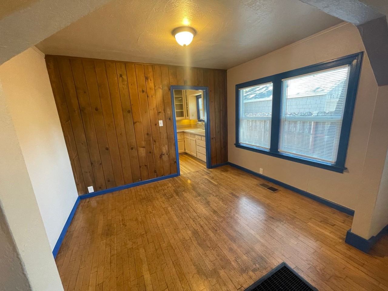 1126 Hobart St - Photo 6 of 26