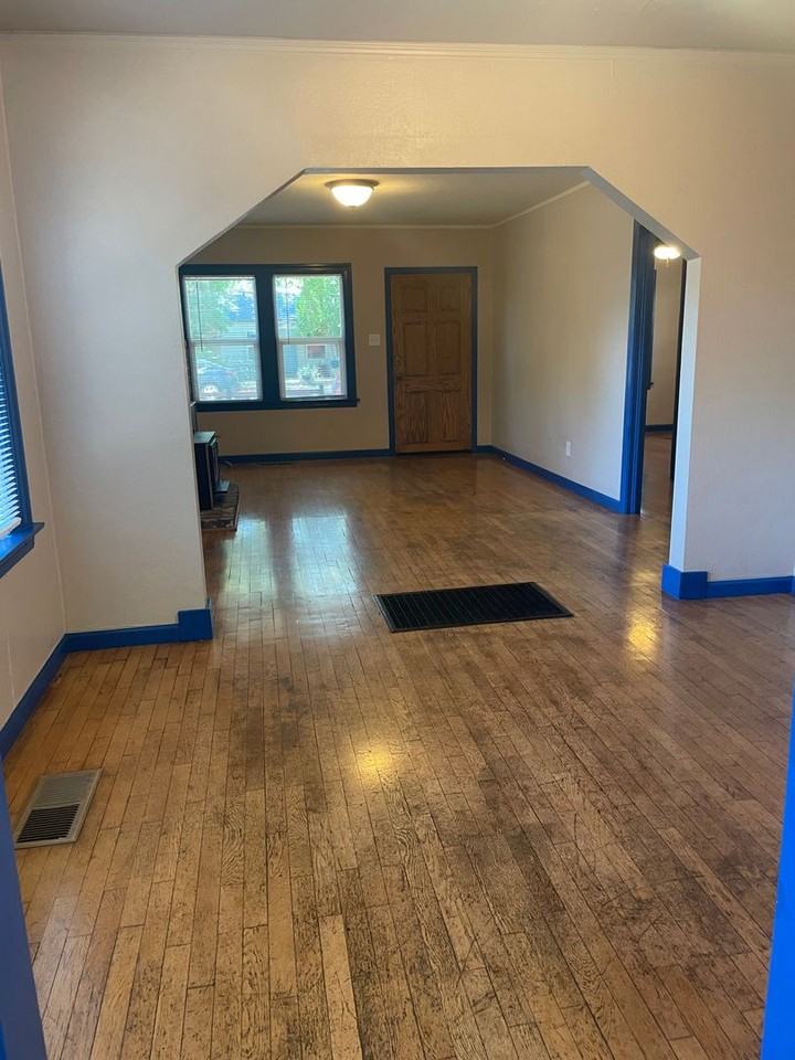 1126 Hobart St - Photo 7 of 26