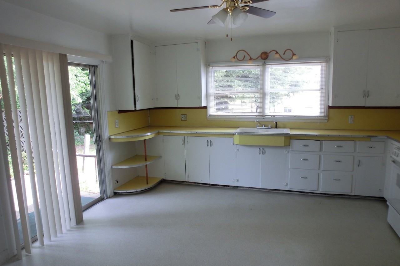 868 Northeast a Street - Photo 3 of 14