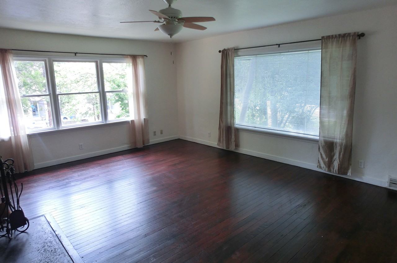 868 Northeast a Street - Photo 4 of 14