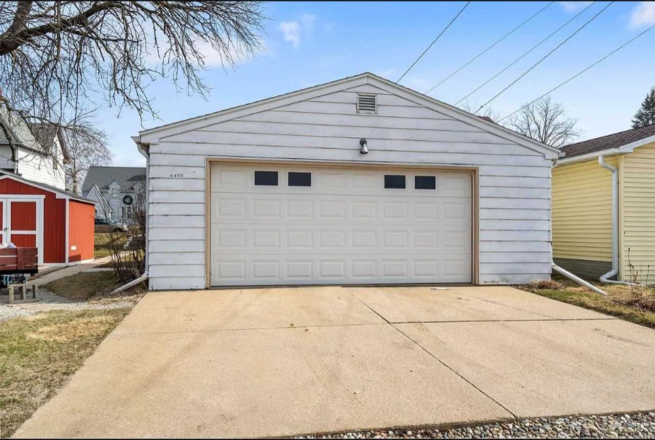 1132 Leavitt St - Photo 2 of 13