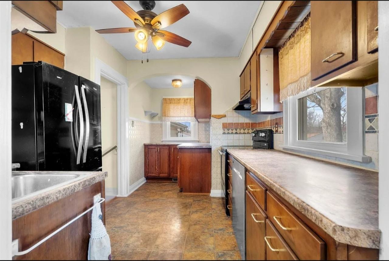 1132 Leavitt St - Photo 6 of 13