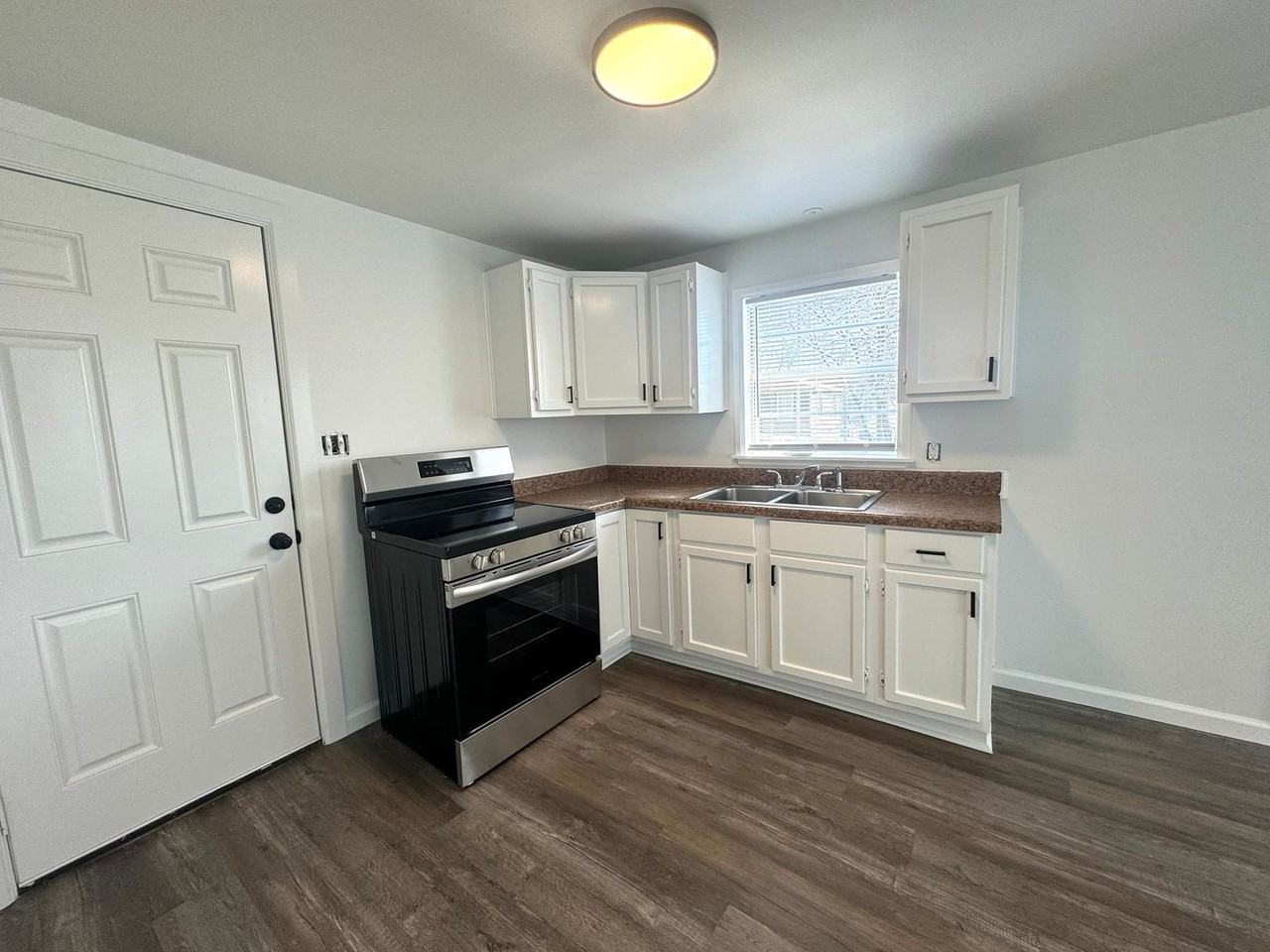 230 N Burnett St - Photo 2 of 17