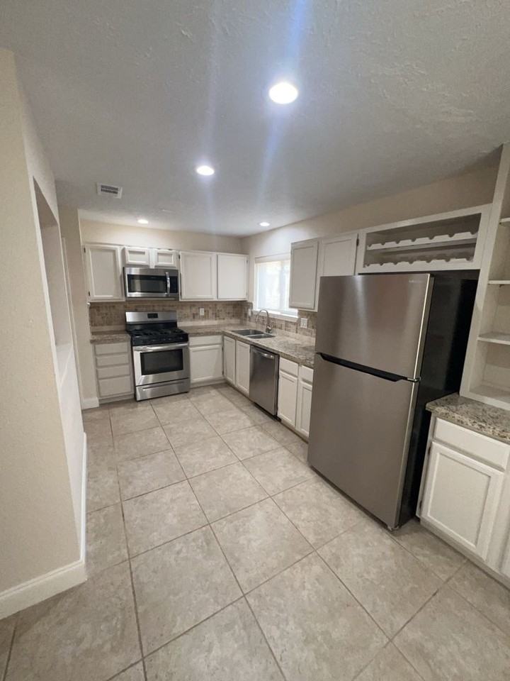 7402 Wood Bluff Blvd - Photo 3 of 25