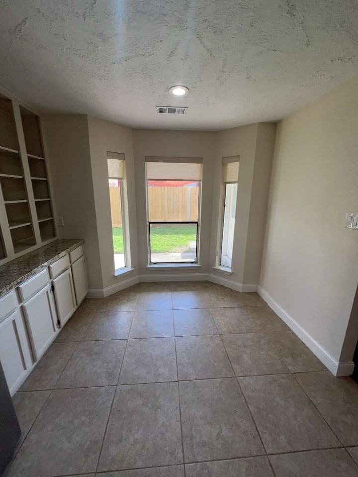 7402 Wood Bluff Blvd - Photo 6 of 25