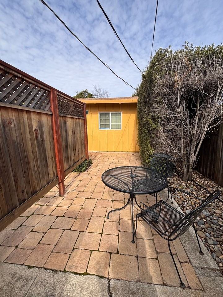 72 Henry St - Photo 3 of 7