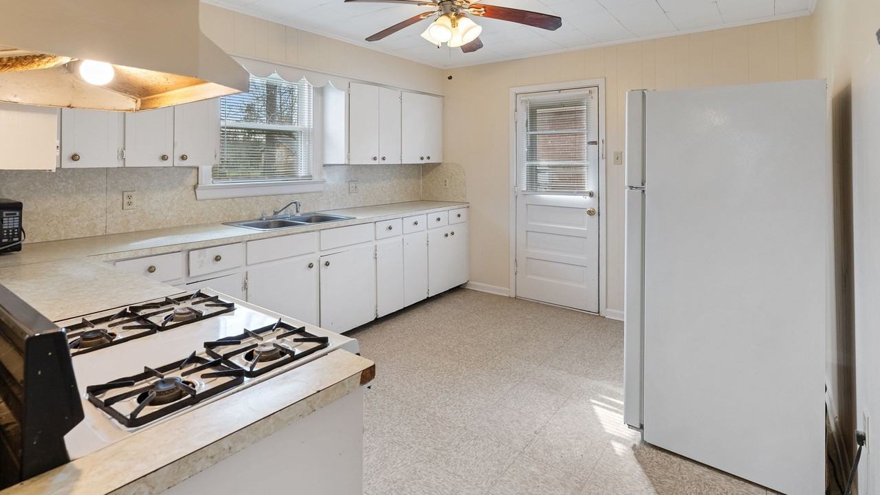 631 Michigan Ave - Photo 2 of 8