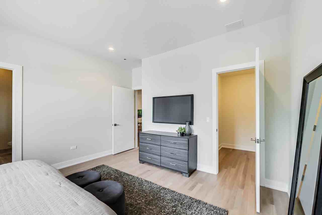 3204 North Clifton Avenue - Photo 2 of 6
