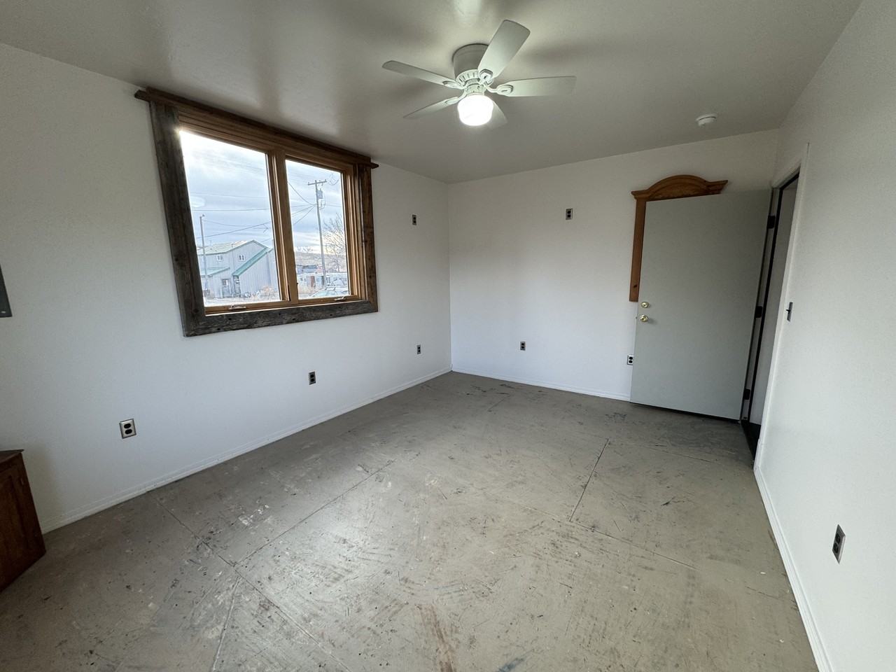 11158 Front Street - Photo 3 of 26